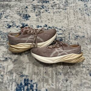 ASICS Wmns Novablast 3 Fawn Mineral Beige 1012B288-702